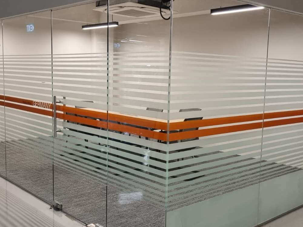 ตัดสติ๊กเกอร์ฝ้าติดกระจก