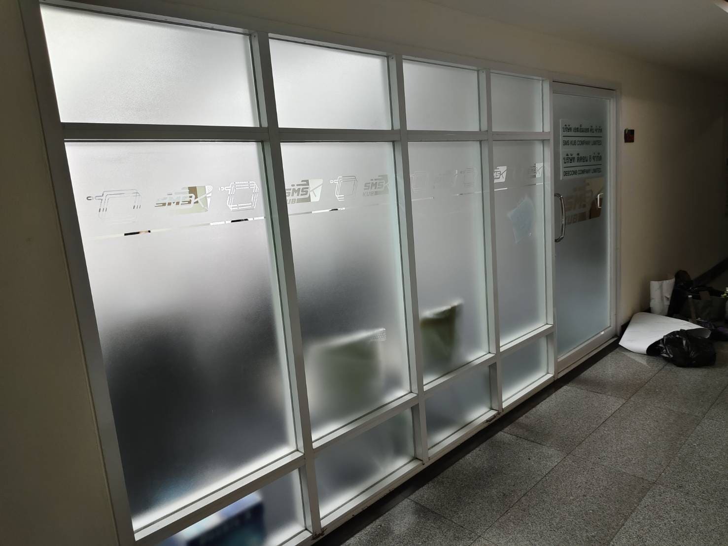 สติกเกอร์ขุ่นติดกระจก